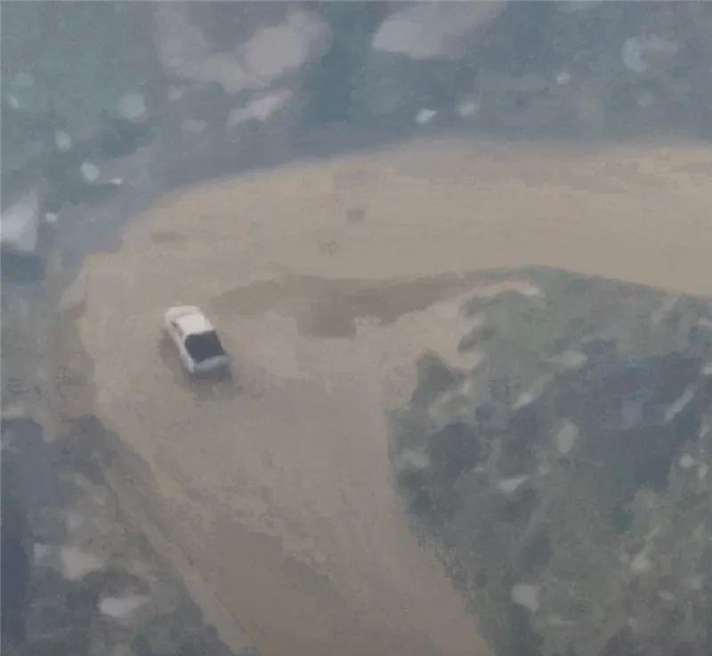 开皮卡逆流上山救母 爱车成水泡车