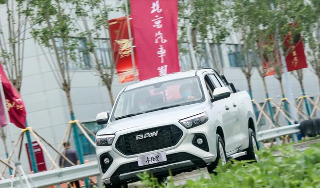 北汽皮卡“卡路里”实车曝光，奔驰同款内饰，搭载五菱2.0L发动机